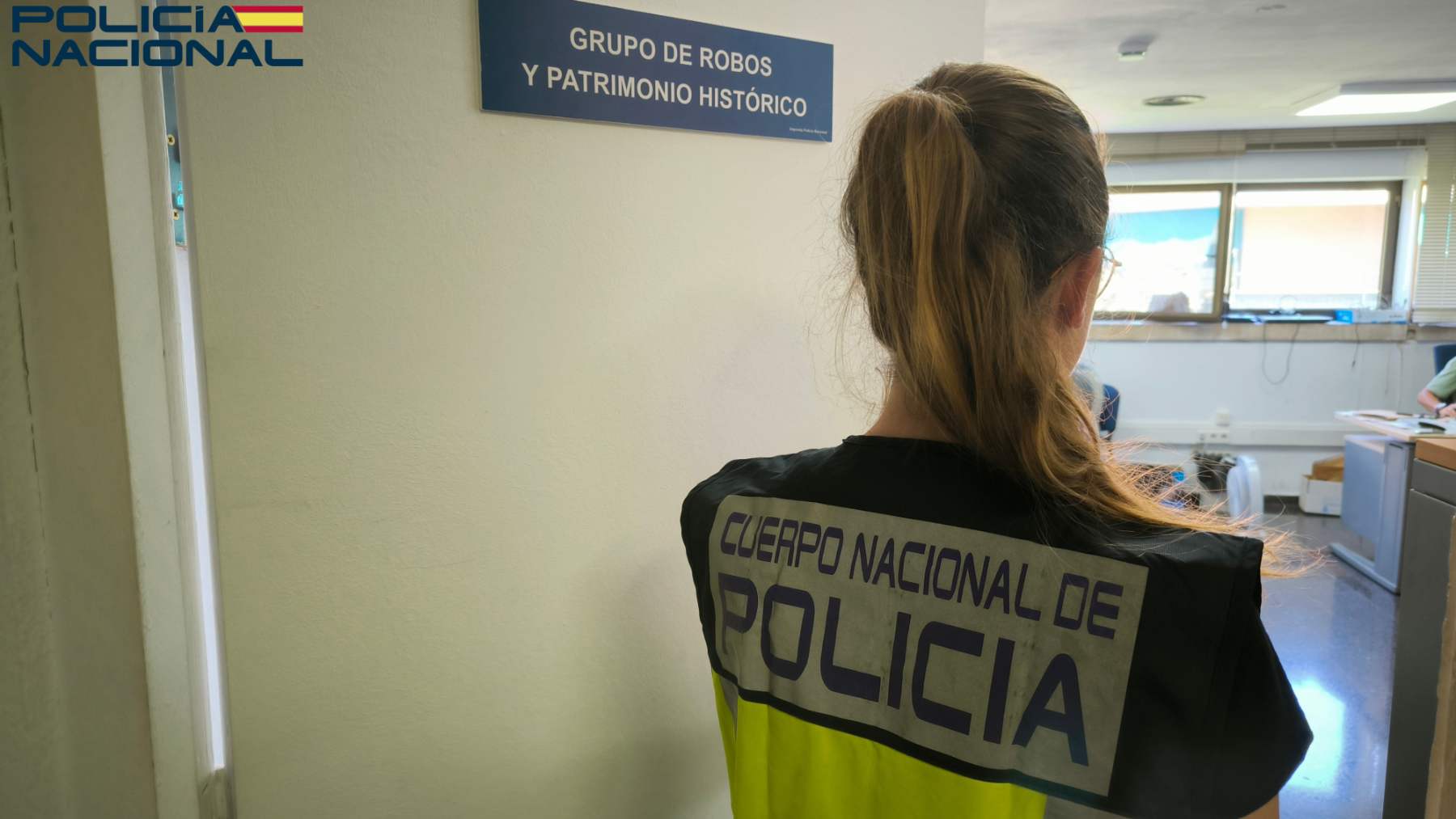 Una agente de la Policía Nacional