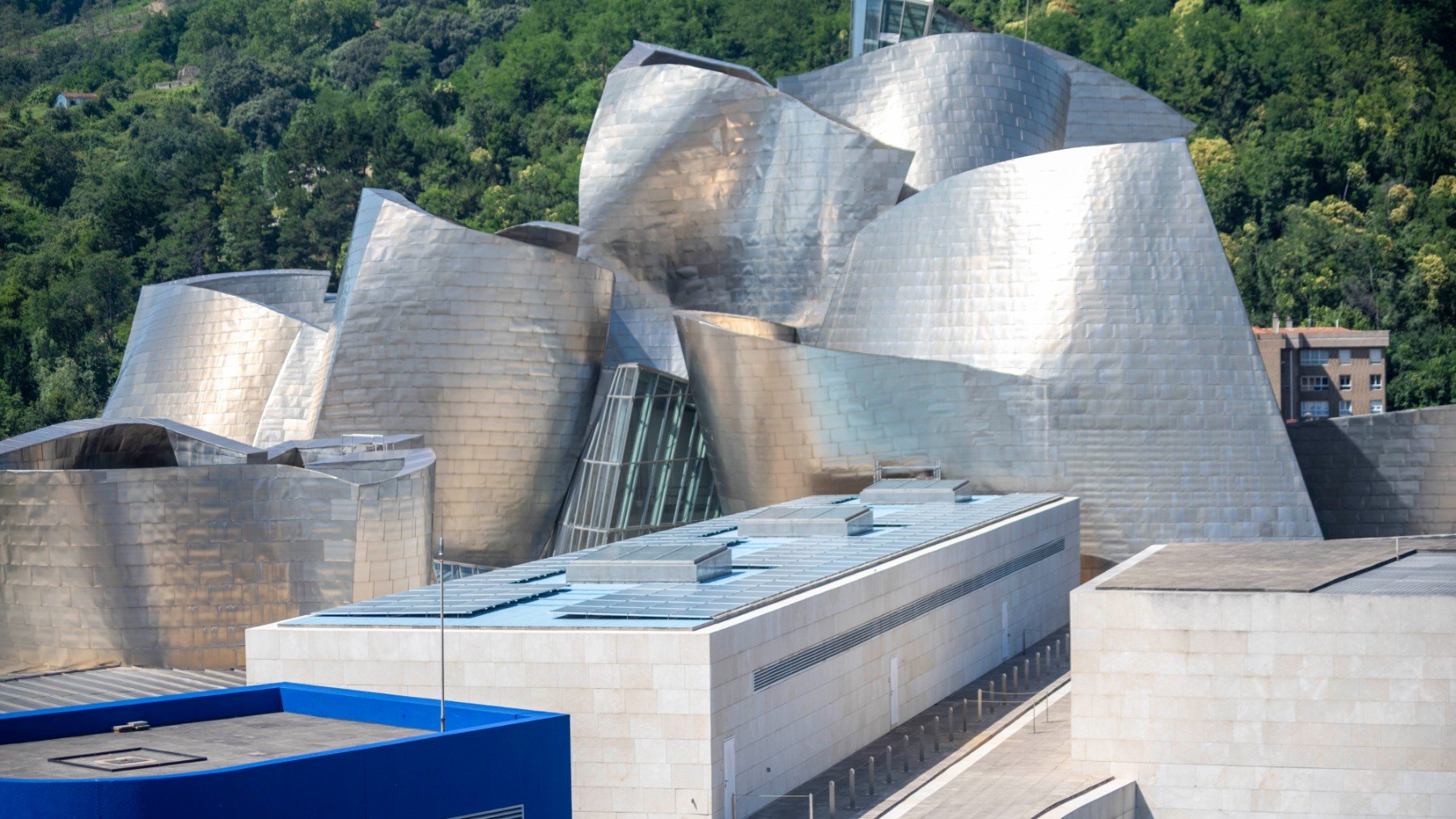 La infraestructura de autoconsumo de la pinacoteca queda integrada en las dos cubiertas más amplias del edificio de Frank Gehry