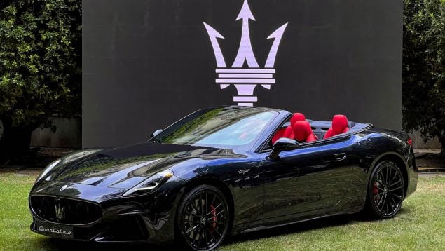 Maserati negro expuesto.