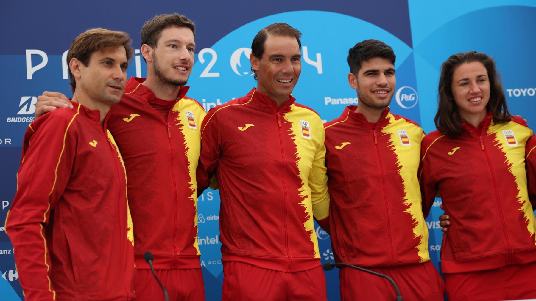 Rafa Nadal y Carlos Alcaraz posan con parte del equipo español de tenis olímpico. (EFE)