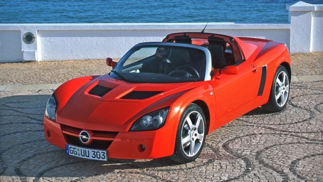 Opel descapotable rojo