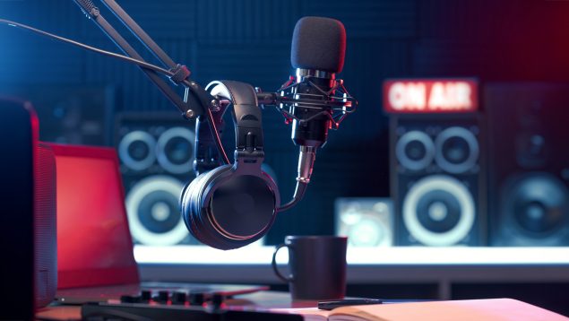 Auriculares y micrófono en la estación de radio