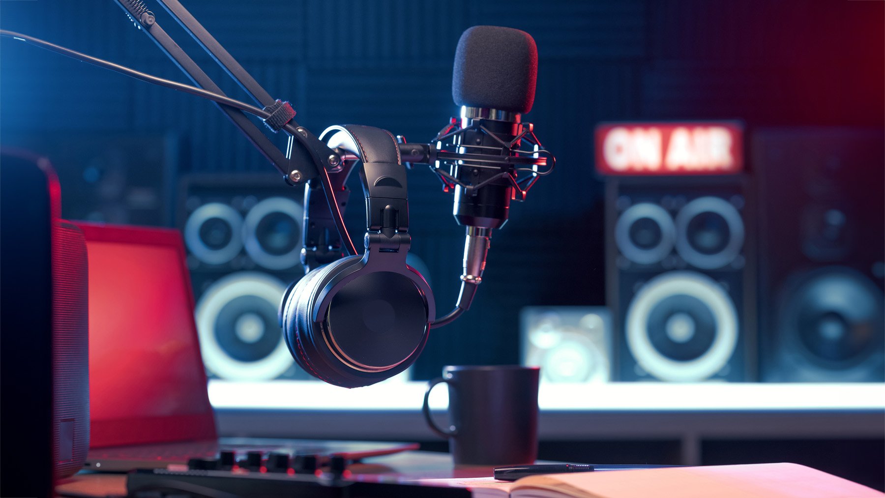 Auriculares y micrófono en la estación de radio
