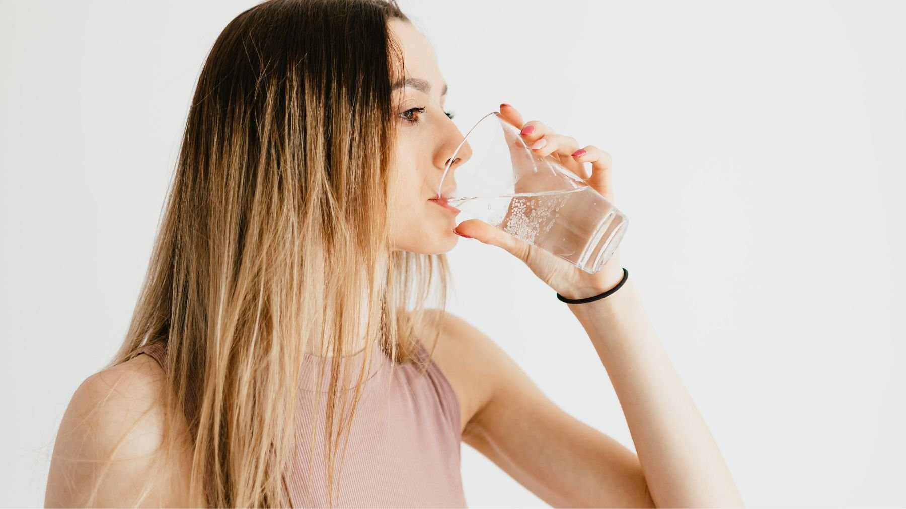 Una joven bebiendo agua.