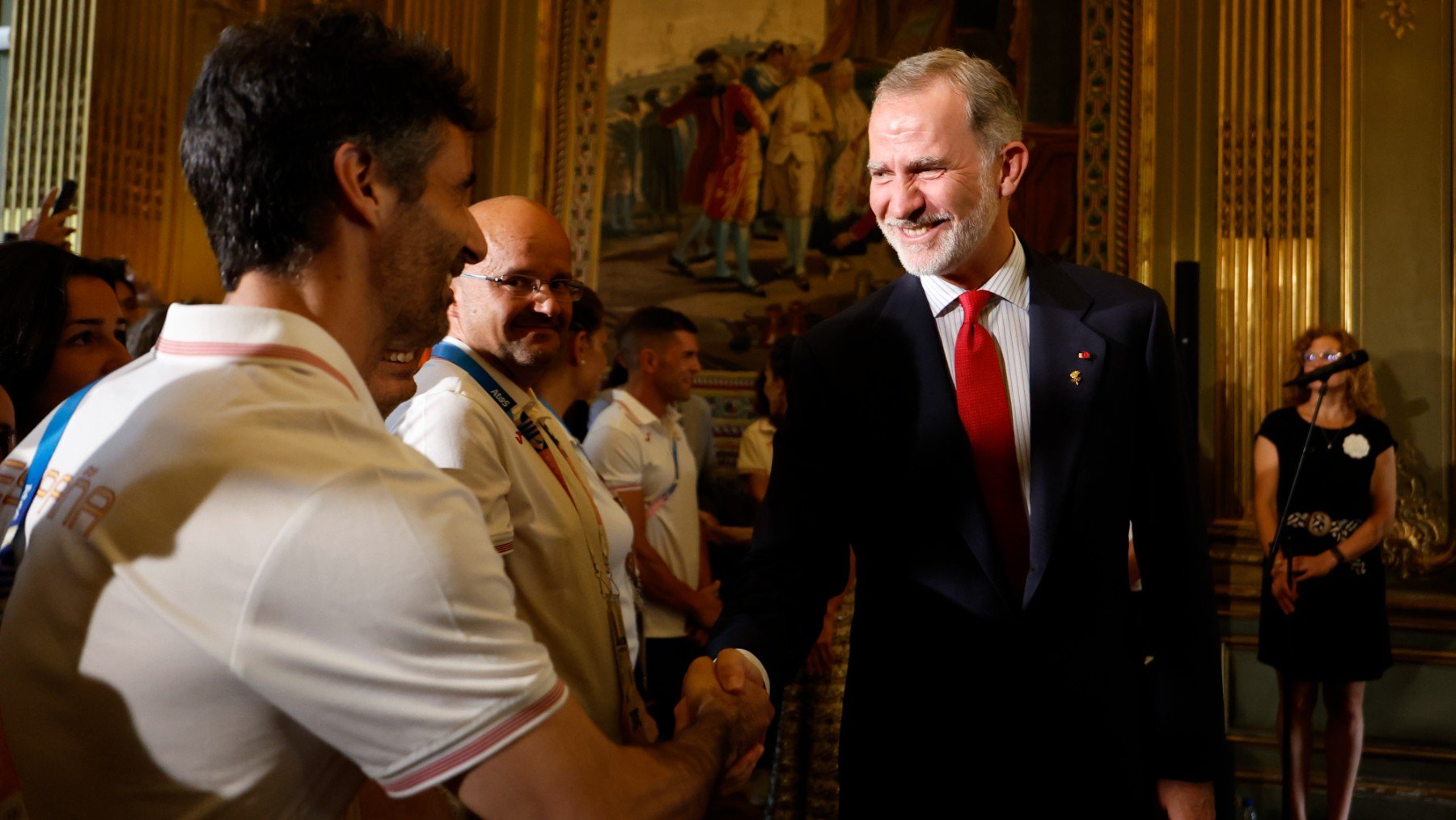 Felipe VI saluda a varios deportistas olímpicos en la Embajada de España en París. (EFE)