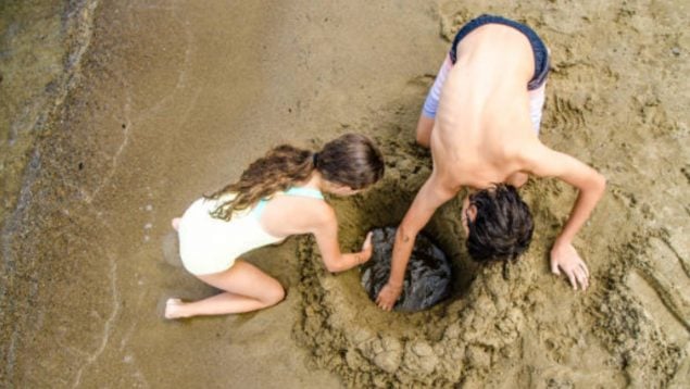 El peligro de hacer hoyos en la arena de la playa: puede ser mortal