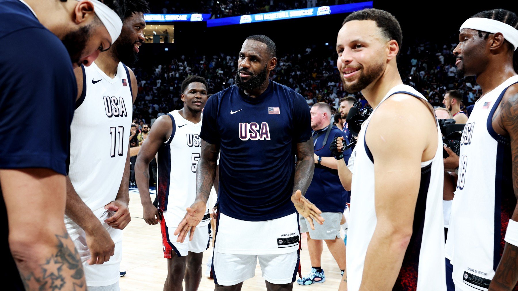 LeBron James anima a sus compañeros del Team USA. (Getty)