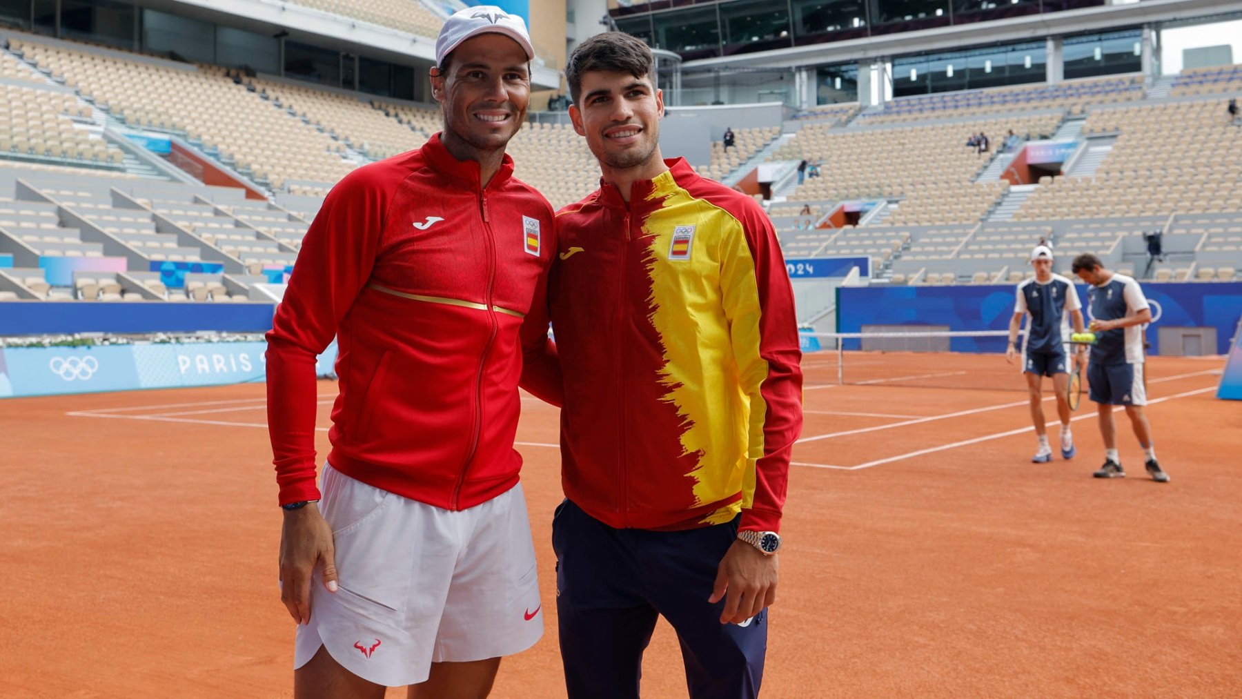Rafa Nadal y Carlos Alcaraz juntos en París. (EFE)