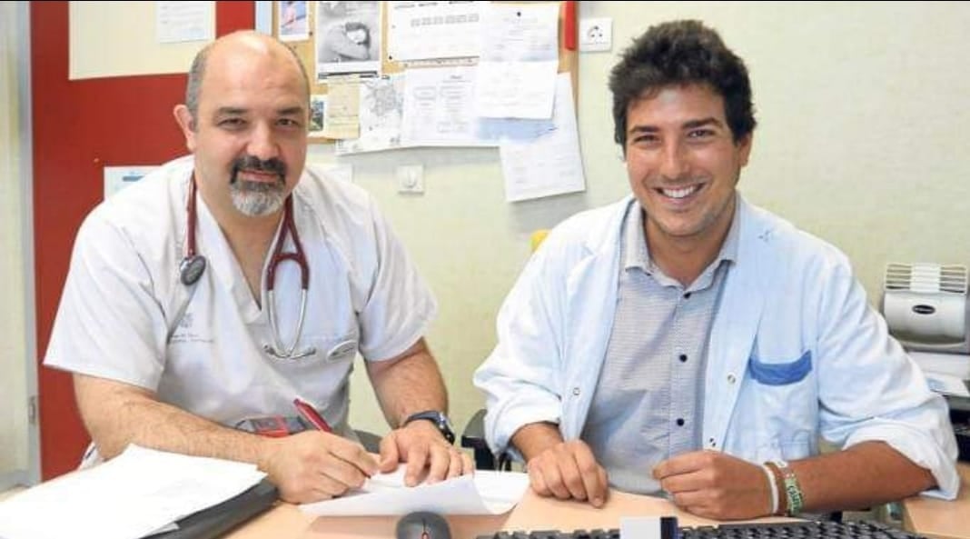 El médico especialista en medicina familiar y comunitaria, Julen Landín, a la derecha de la foto.