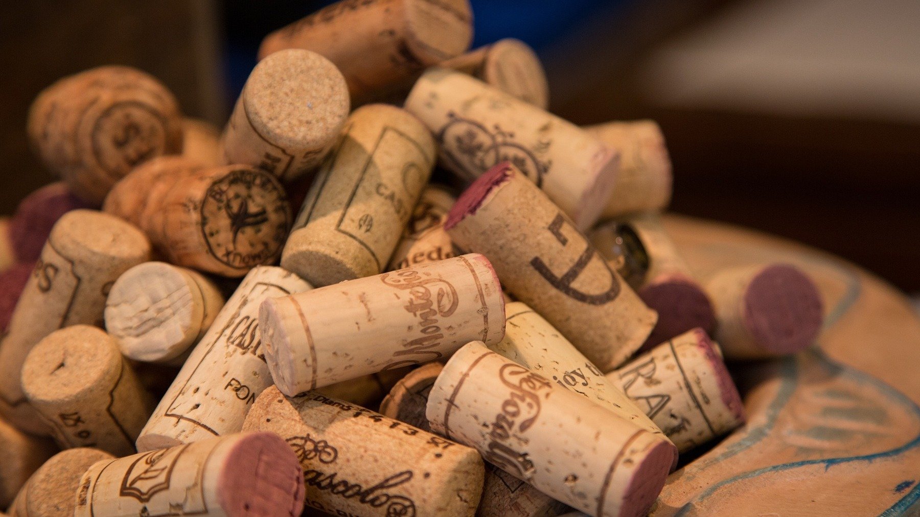 El motivo por el que mucha gente está friendo el corcho del vino en aceite: el resultado es sorprendente