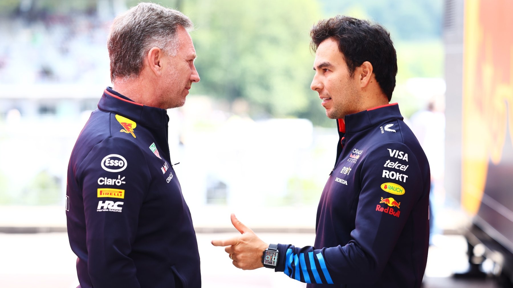 Checo Pérez y su jefe, Christian Horner, en Bélgica. (Getty)