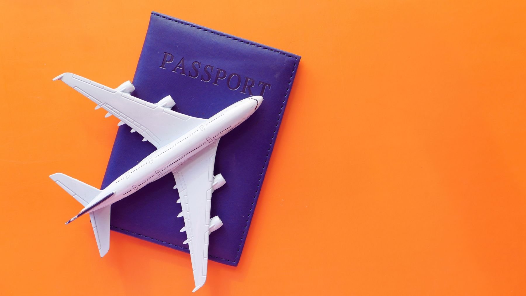 Imagen de un avión y un pasaporte.