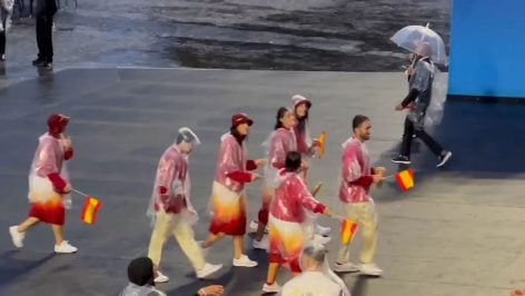 Los deportistas españoles huyen por la lluvia. (OKDIARIO)