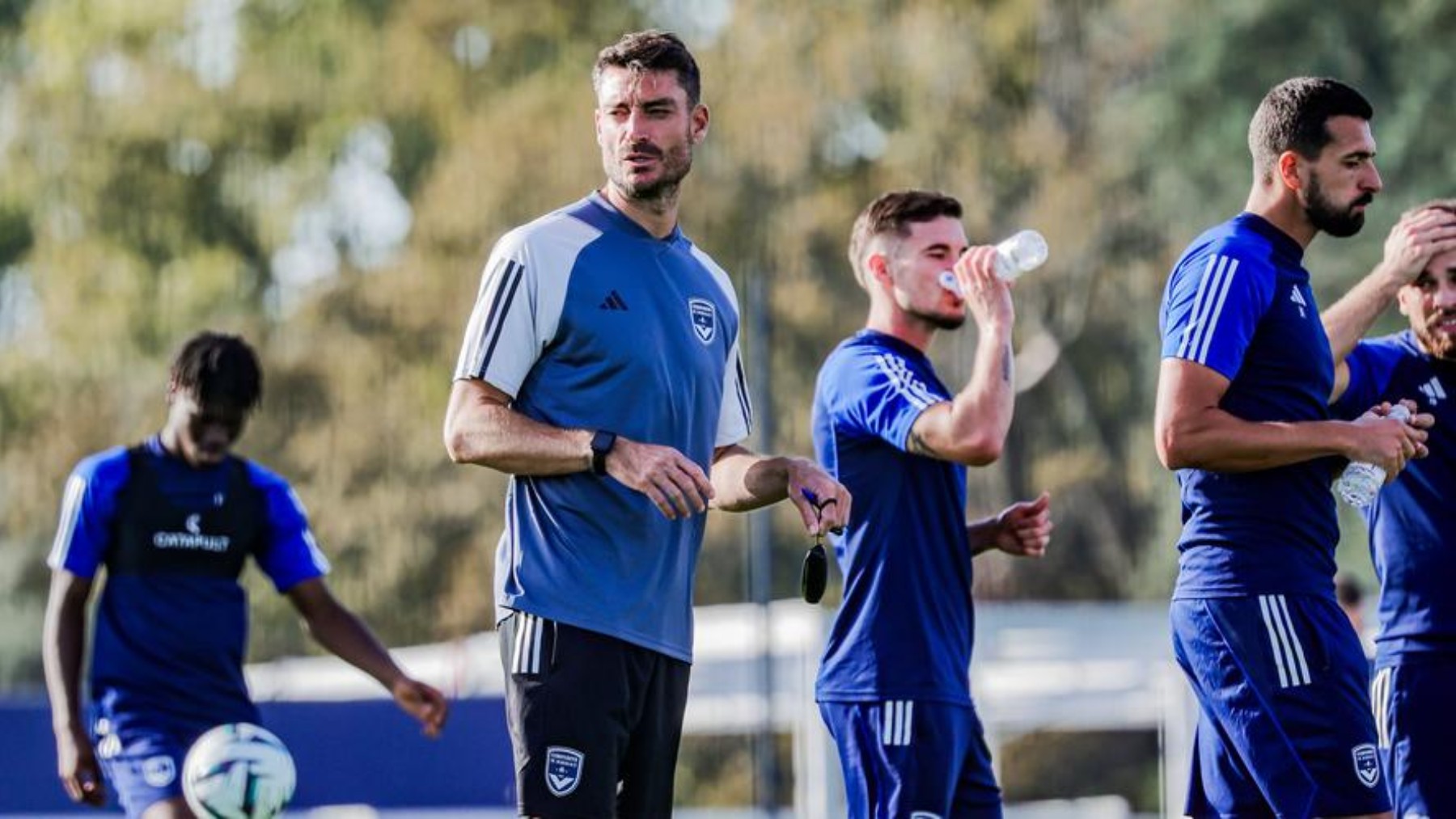 El mallorquín Albert Riera, dirigiendo un entrenamiento del Girondins.