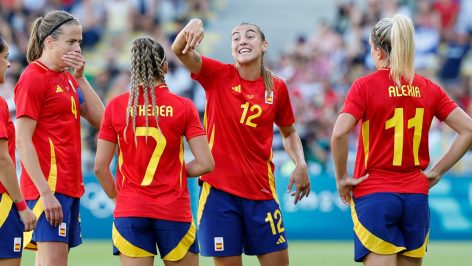 Las jugadoras de la selección femenina, ante Japón. (EFE)