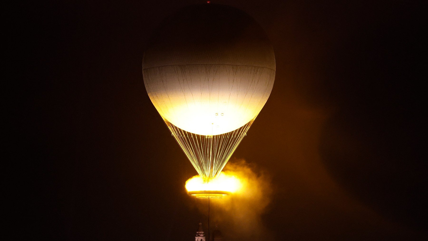 El globo aerostático en el que está situado el pebetero olímpico. (Getty)