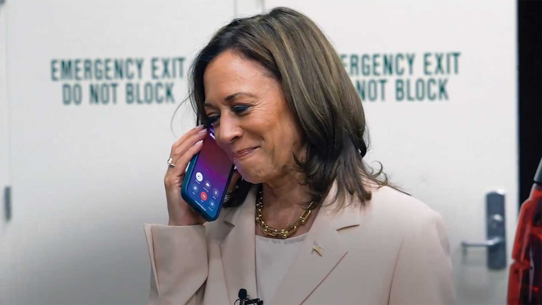 Kamala Harris recibe la llamada de los Obama.