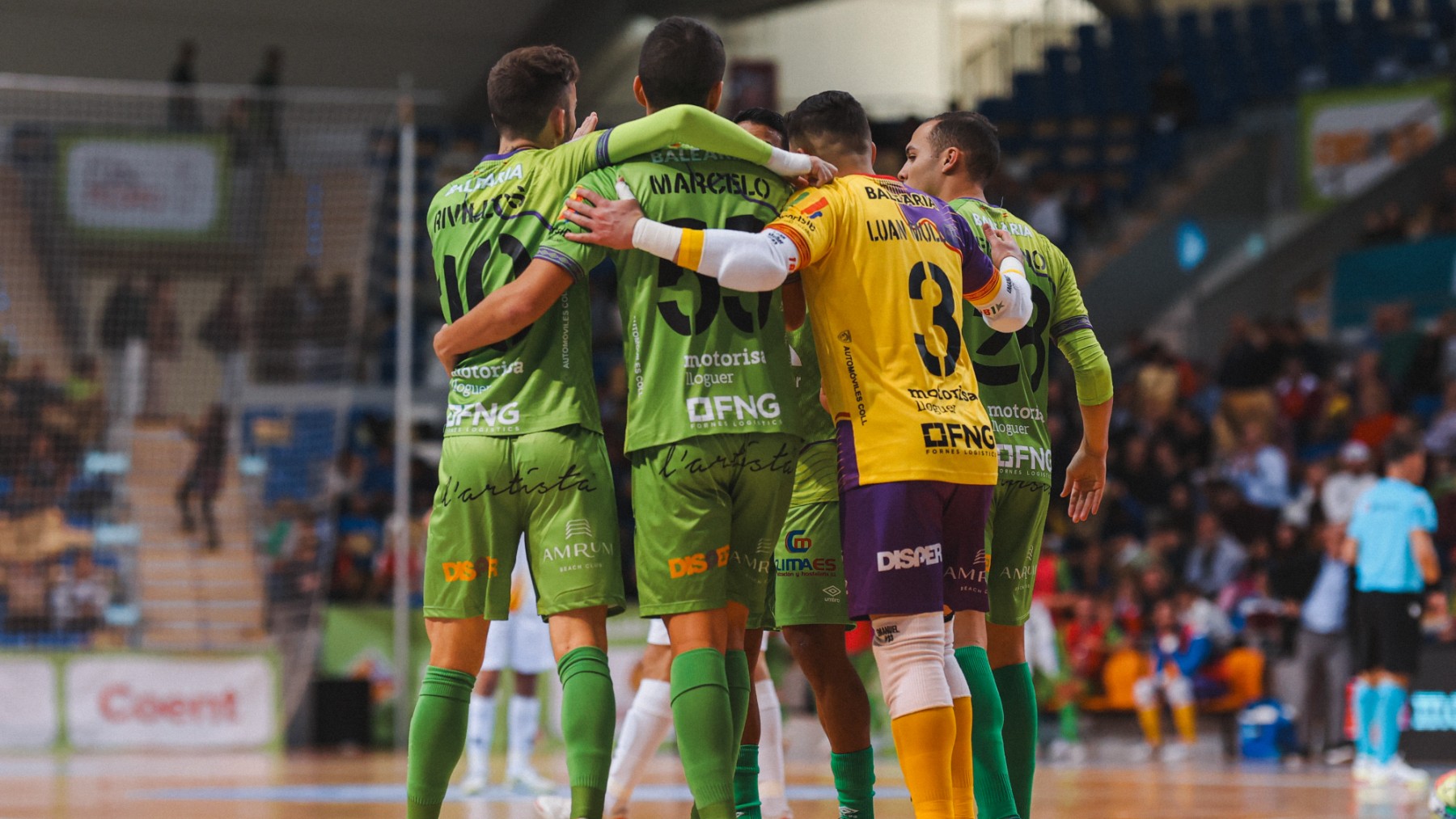 Los jugadores celebran un gol.