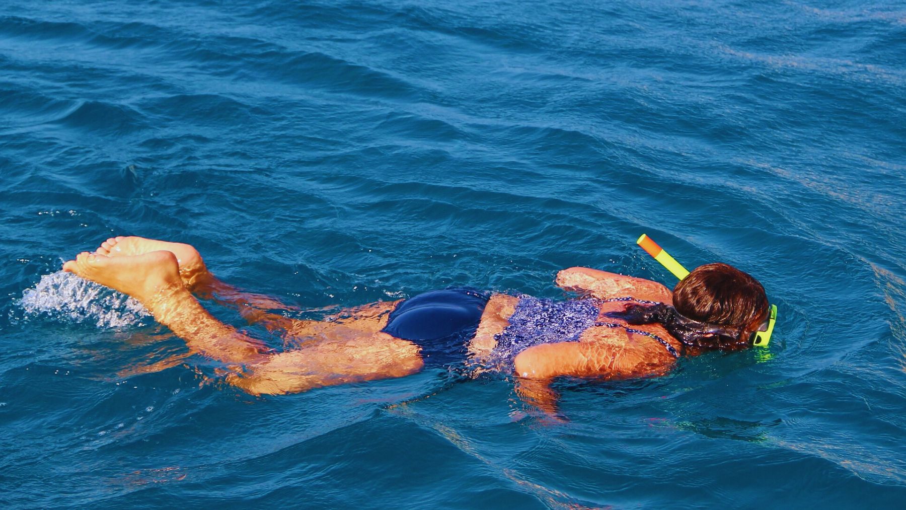 Una joven haciendo snorkel.