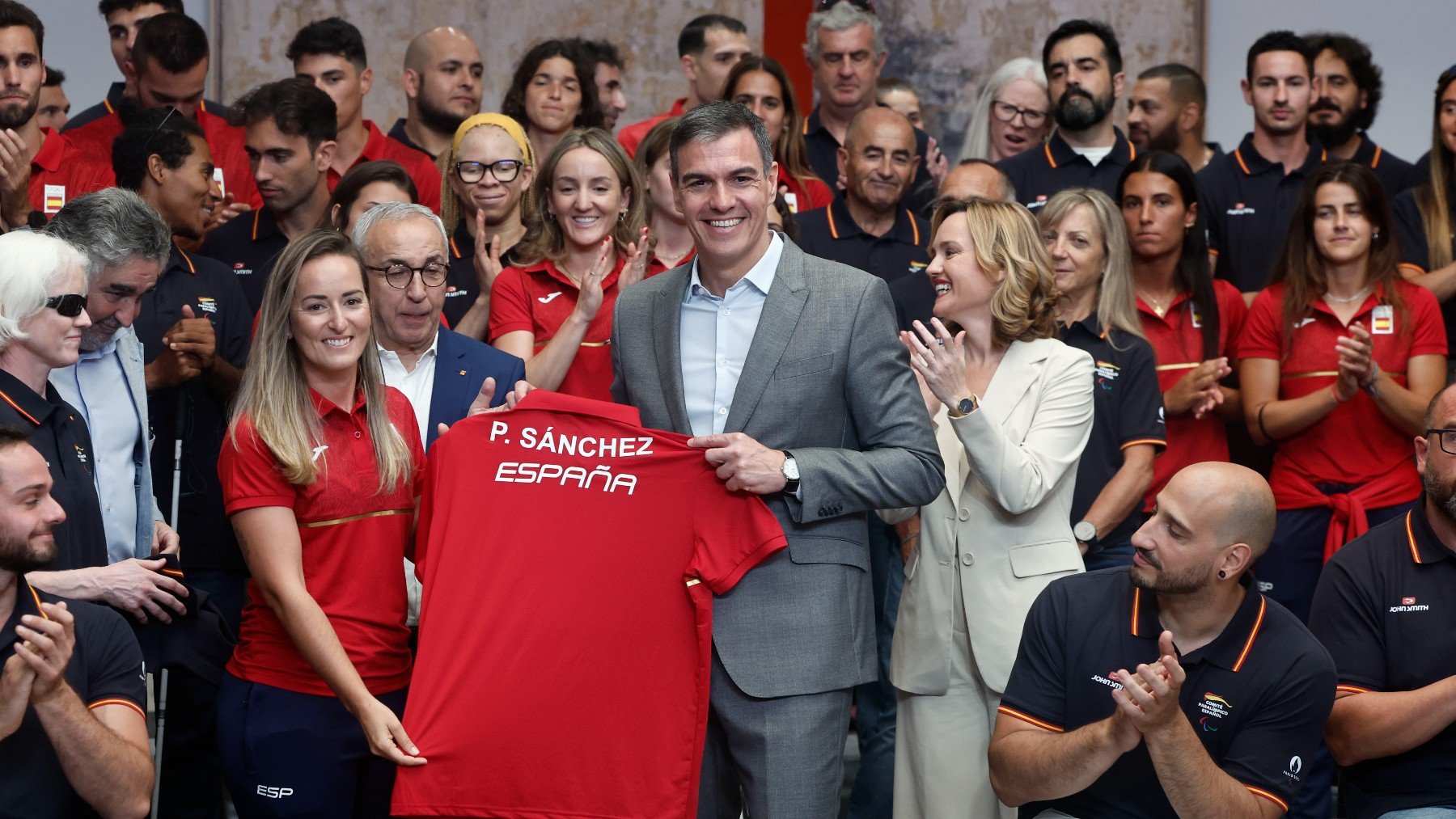 Pedro Sánchez posa con la camiseta que le dieron los deportistas olímpicos antes de irse a París. (EFE)