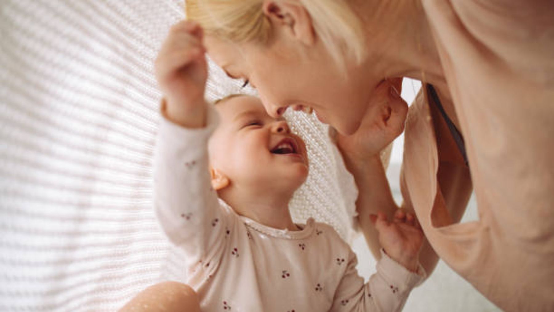 Madre jugando con su bebé.