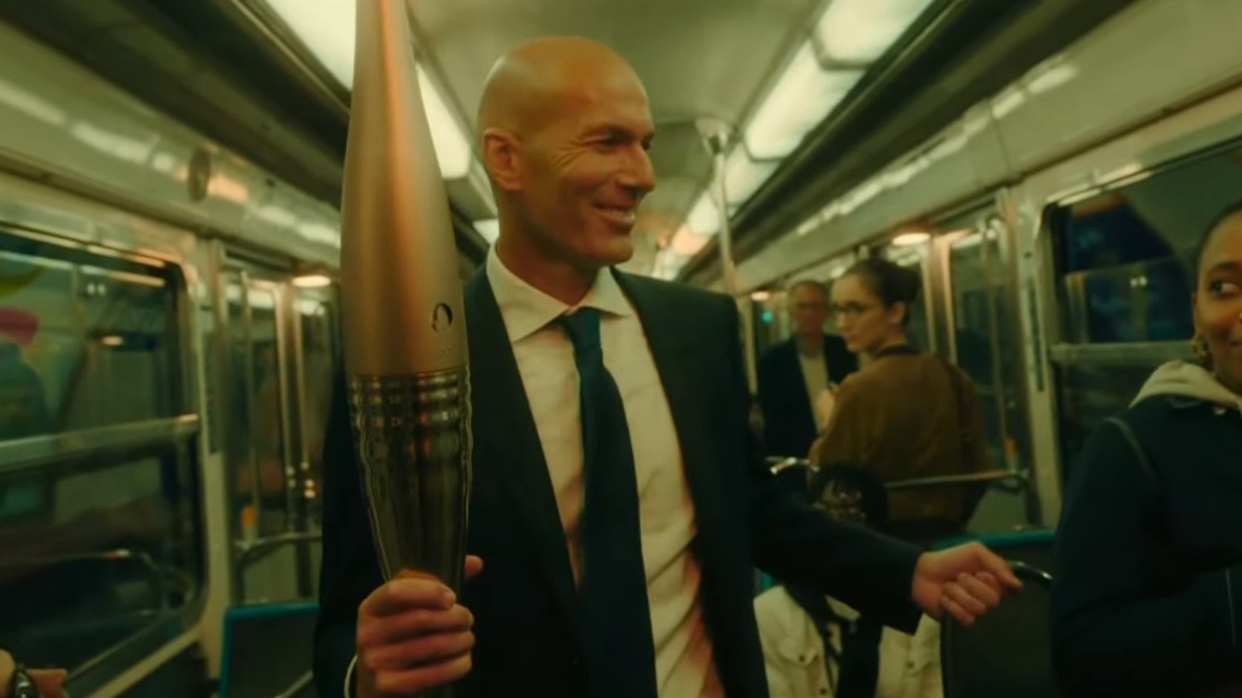 Zinedine Zidane con la antorcha olímpica.