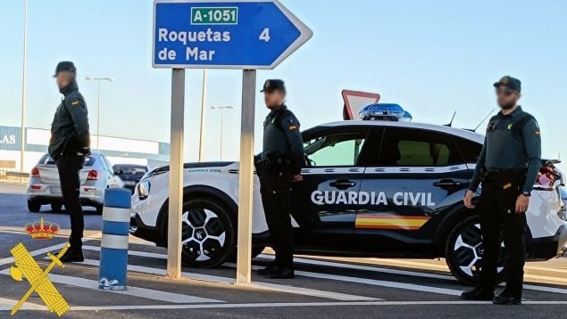 Agentes de la Guardia Civil en Roquetas de Mar.