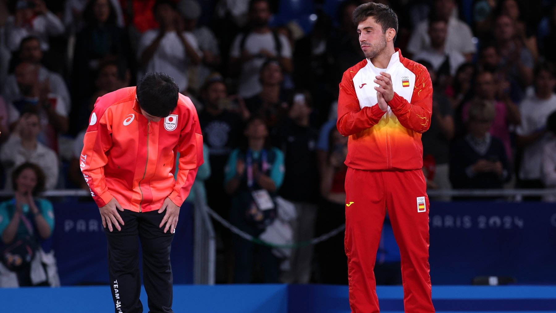 Fran Garrigós aplaude a Nagayama en el podio de judo en París. (Getty)