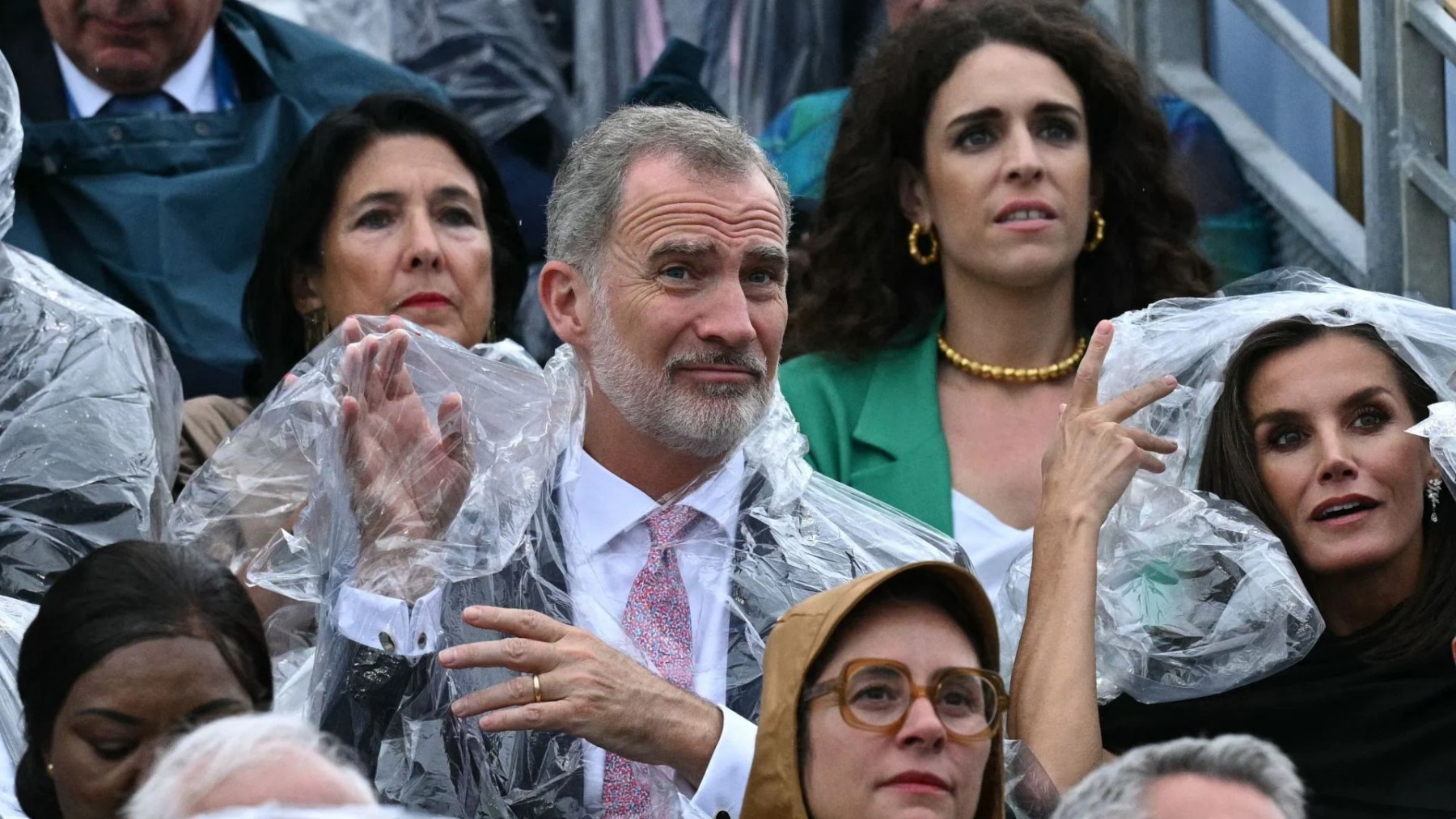 Los Reyes, con chubasquero, en la inauguración de los Juegos.