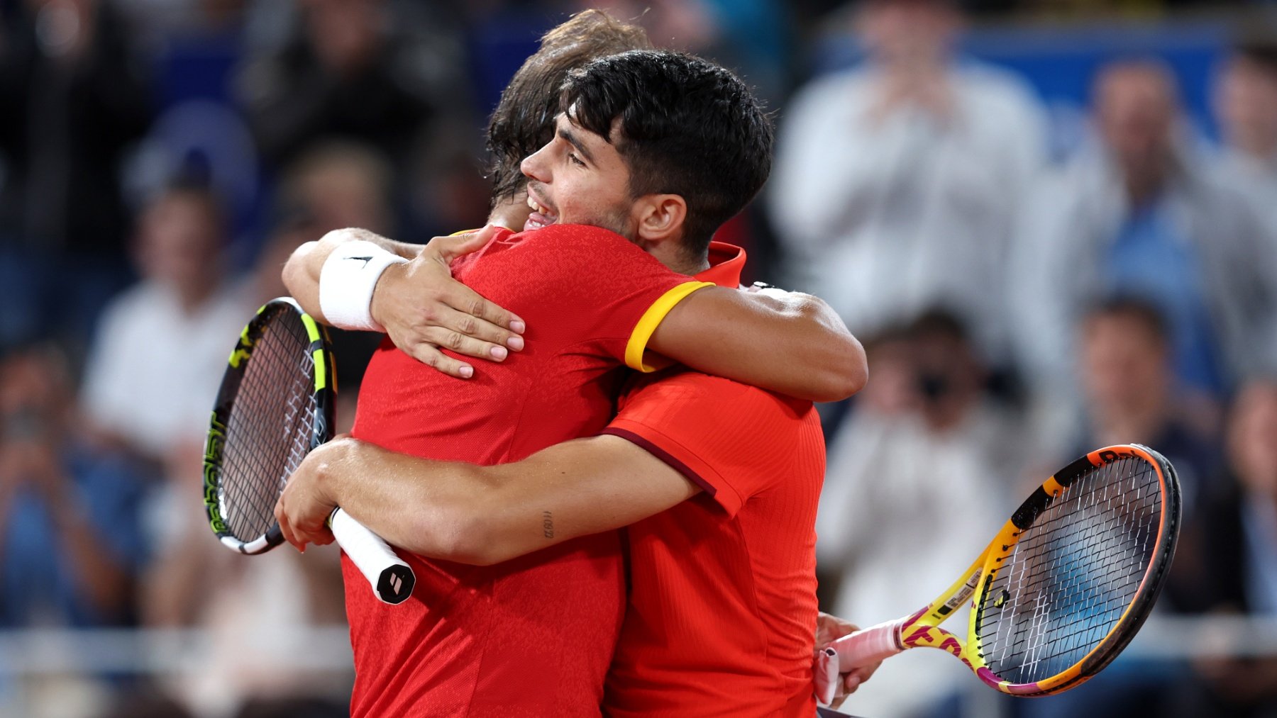 Rafa Nadal y Carlos Alcaraz fundidos en un abrazo. (Getty)