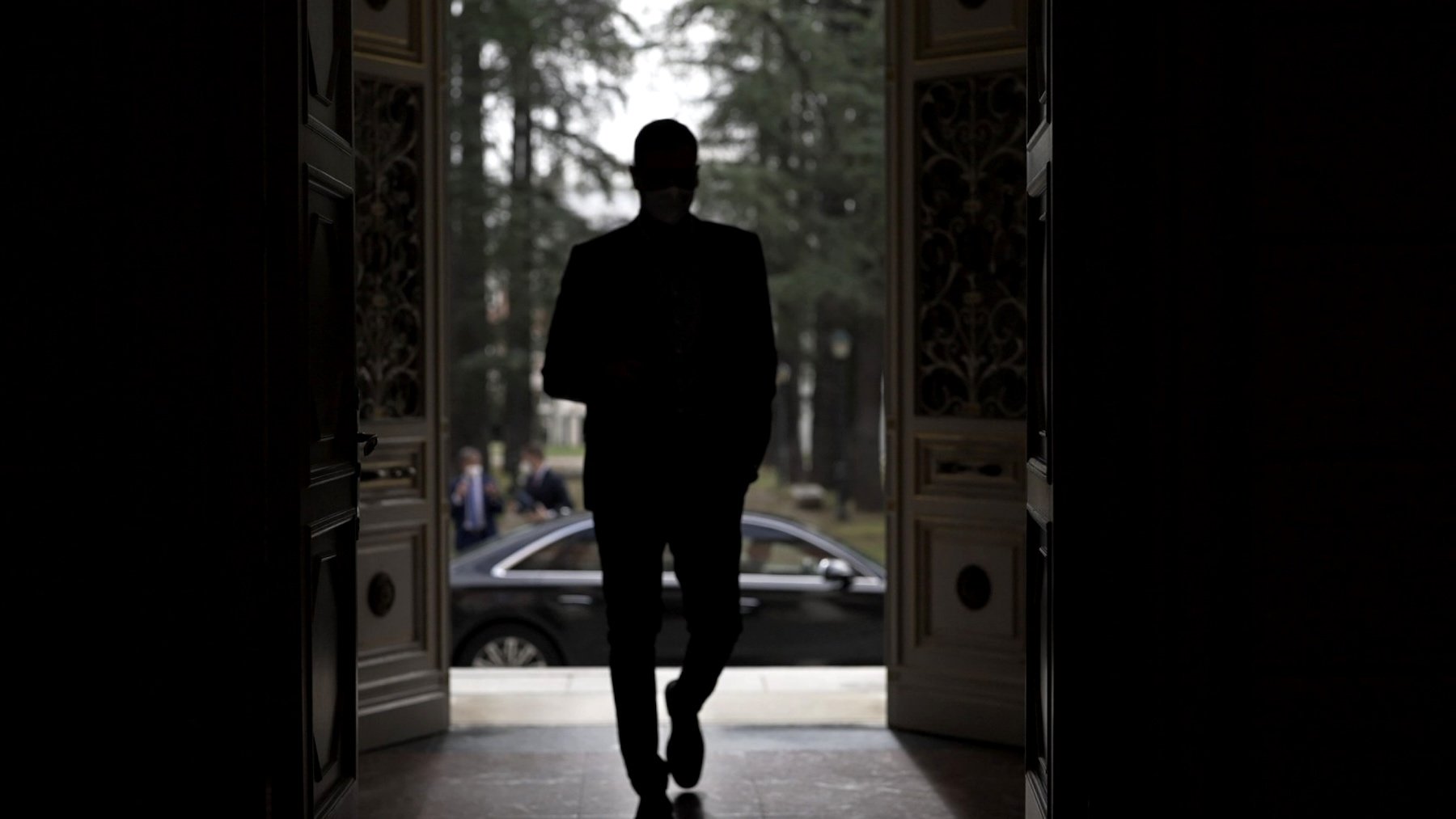 Pedro Sánchez, captado a contraluz en la Moncloa. (Foto: The Pool)