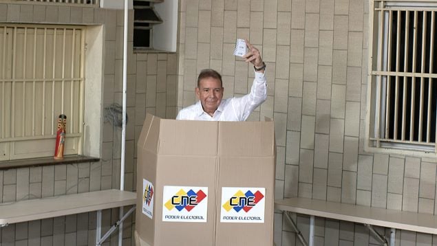 Edmundo González votando en las elecciones en Venezuela. (Foto: Getty)