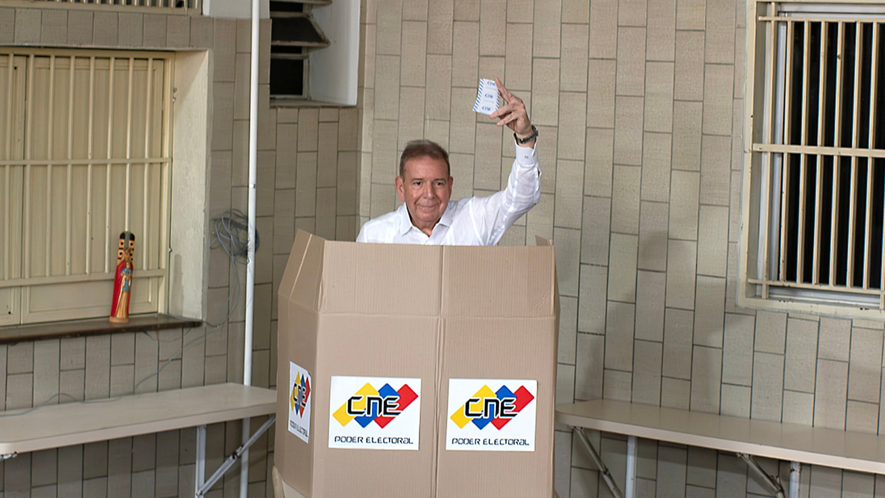 Edmundo González votando en las elecciones en Venezuela. (Foto: Getty)