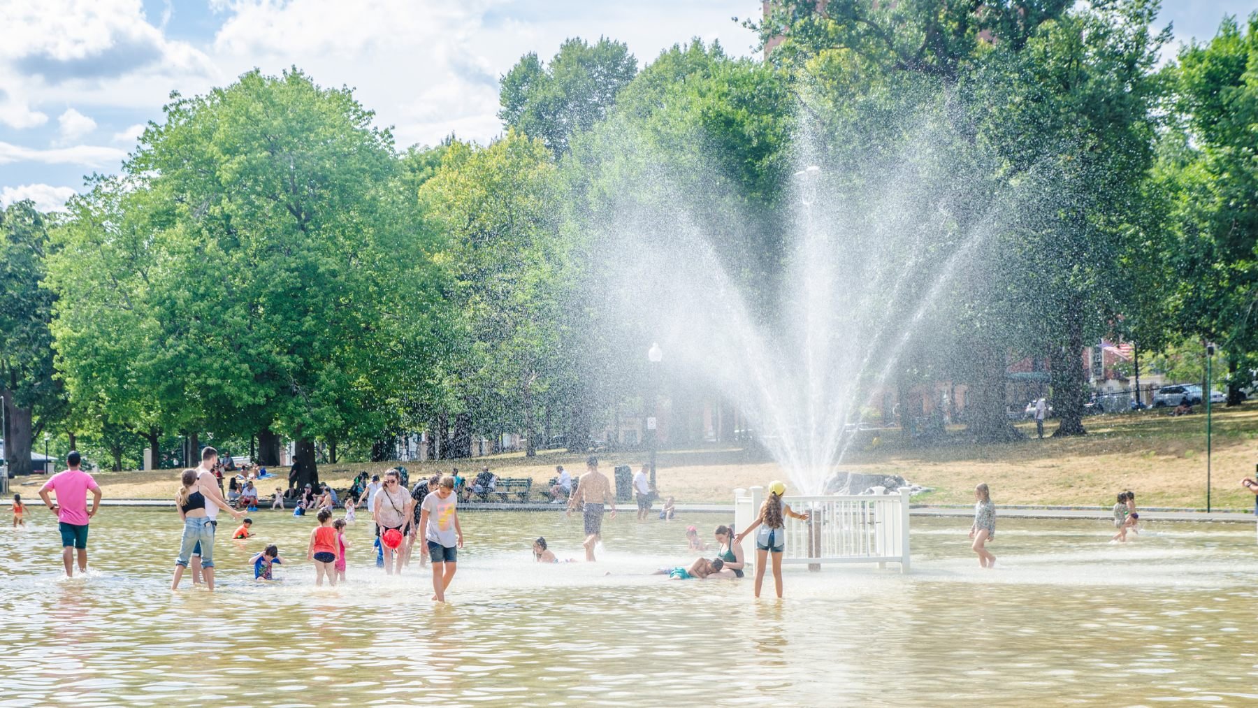 Los parques públicos con infraestruturas de fuentes son un lugar para luchar contra el calor enlas ciudades