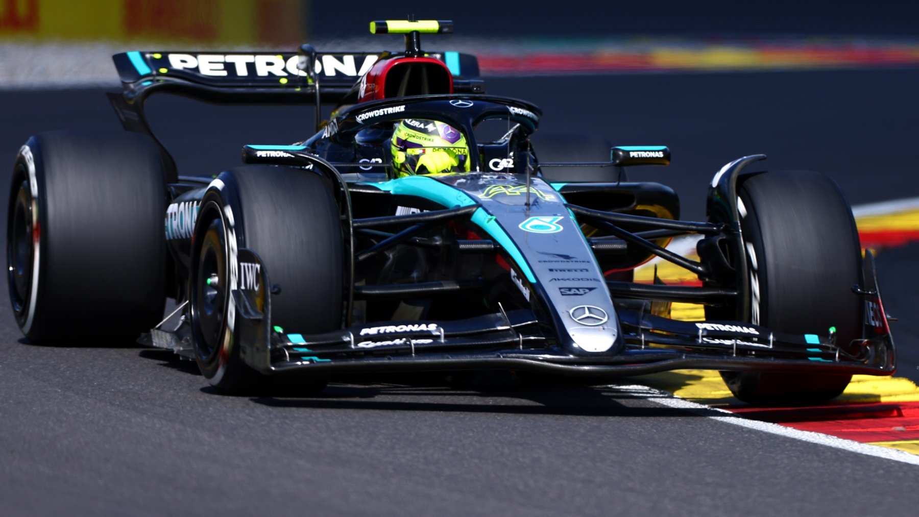 Lewis Hamilton gana la carrera en Spa por la descalificación de George Russell. (Getty)