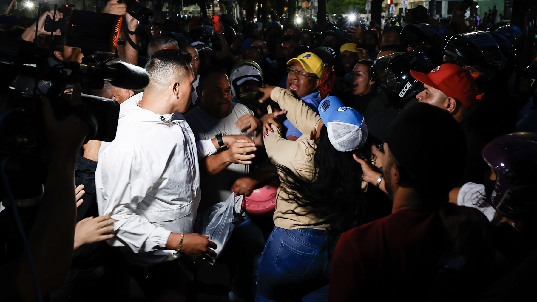 Pelea entre chavistas y opositores durante las elecciones de Venezuela.