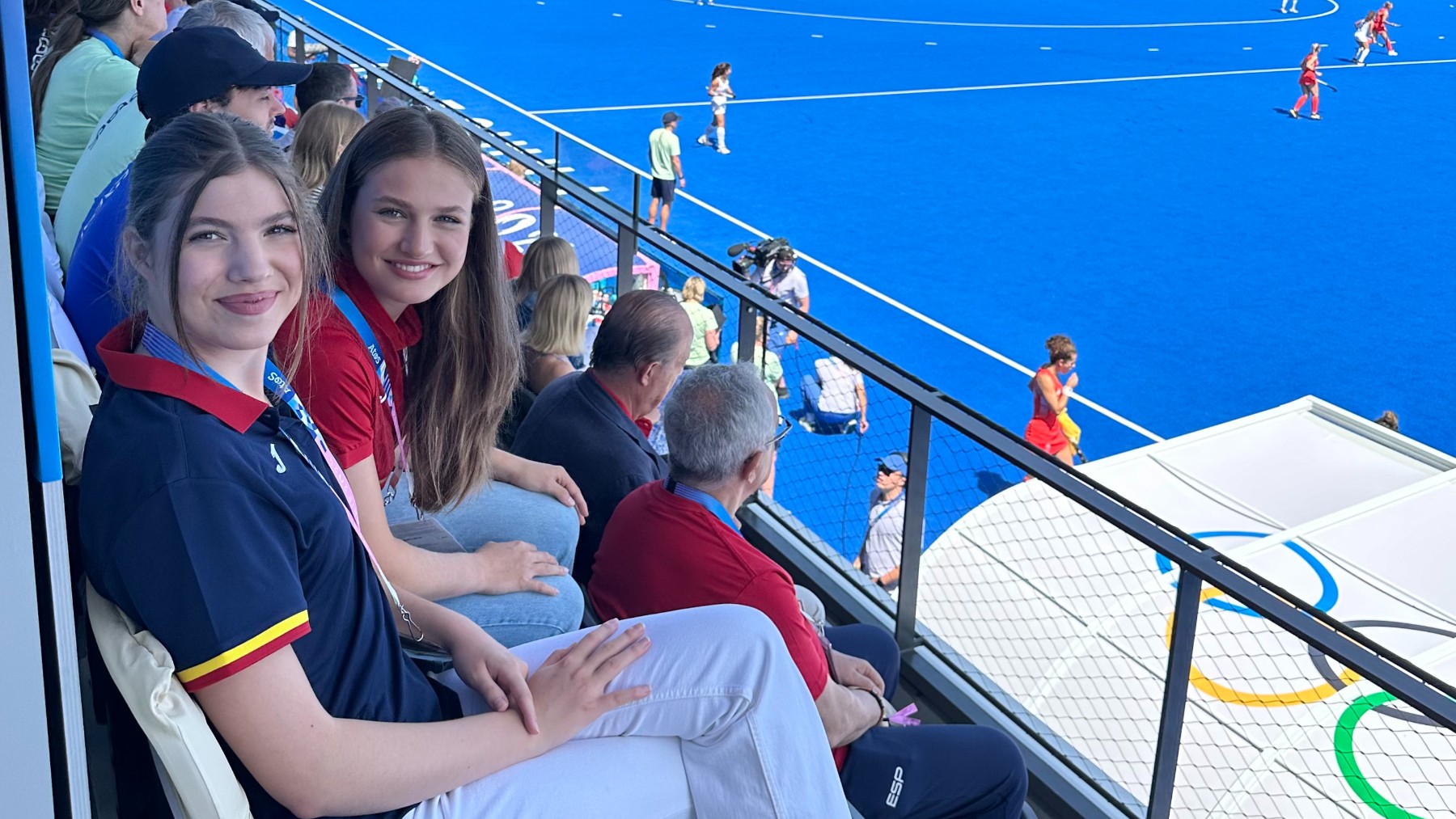 La princesa Leonor y la Infanta Sofía el pasado domingo viendo a las chicas de hockey hierba. (Foto: Casa de S.M. el Rey)