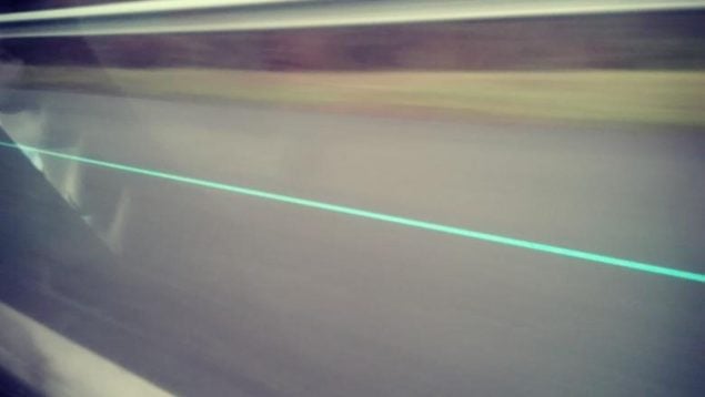 La linea azul vista desde la ventana del coche