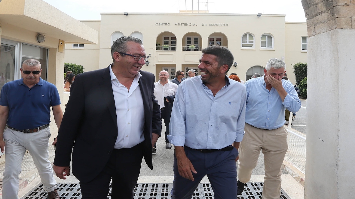 Carlos Mazón con el presidente de la Diputación de Alicante Toni Pérez, este lunes.