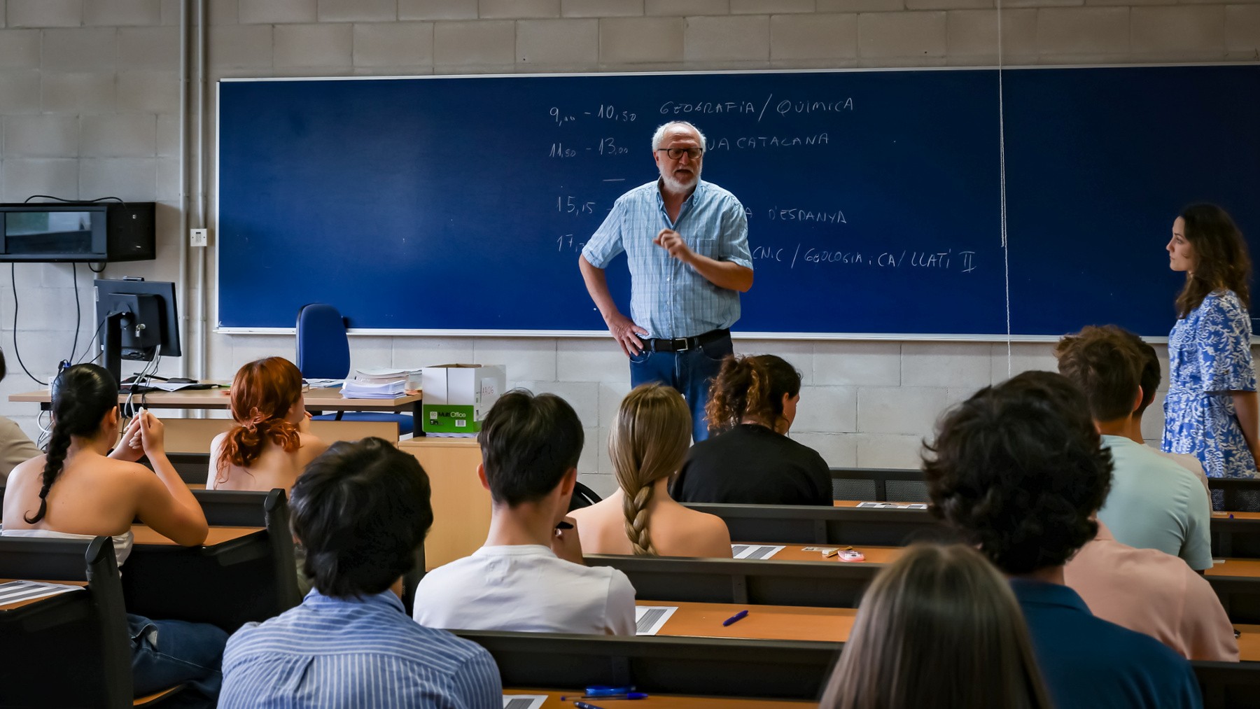 Un profesor imparte una clase. (EP)