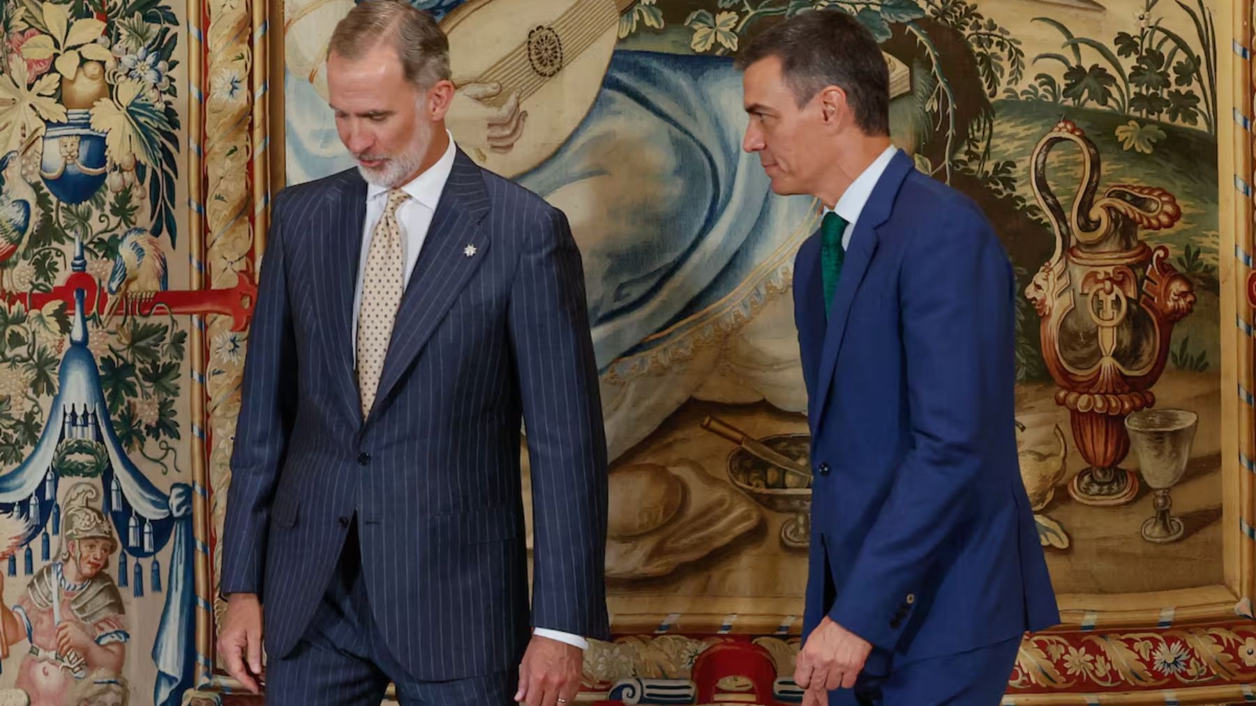 Felipe VI y Pedro Sánchez en el Palacio de la Almudaina, Palma. (Ballesteros-EFE)