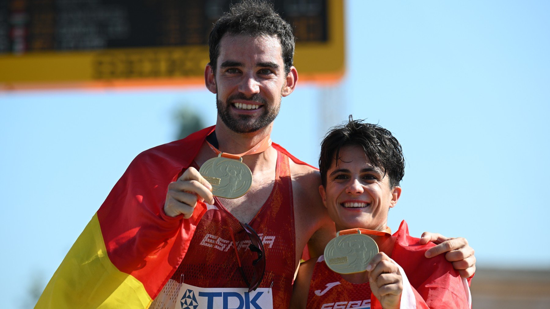 Álvaro Martín y María Pérez tras ganar el oro en Budapest. (Getty)
