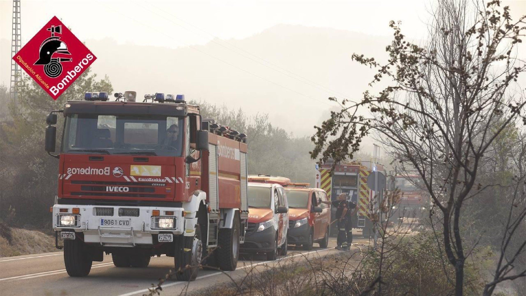 Vehículos de bomberos de la Diputación de Alicante se dirigen al corazón del incendio, este martes.