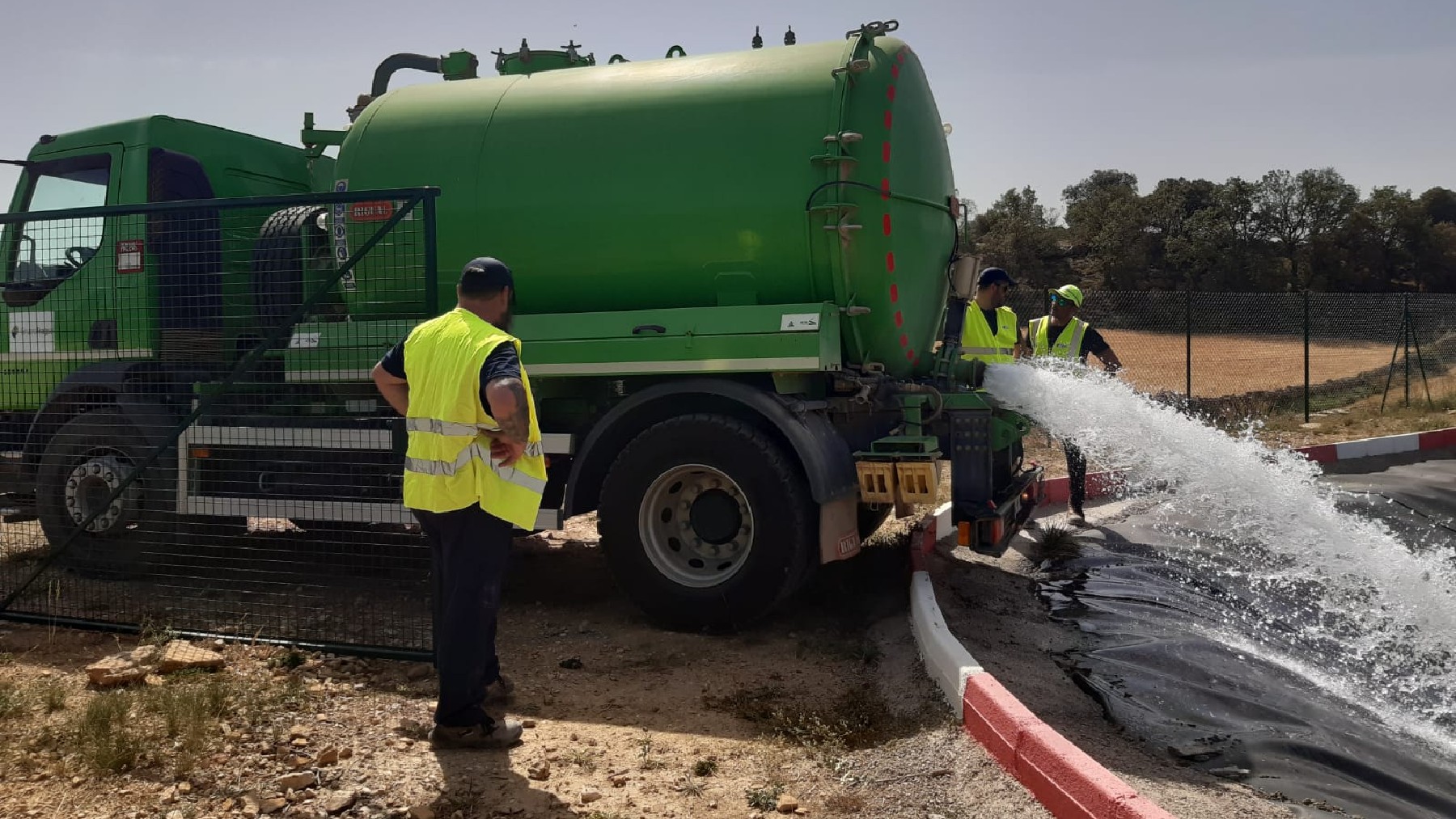 Uno de los camiones cuba descargando el agua en una balsa para dar de beber al ganado, en Morella (Castellón).