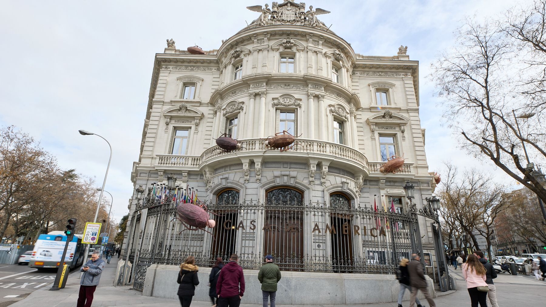 Esculturas de cucarachas con cabeza humana cubren la fachada de Casa América. (EP)