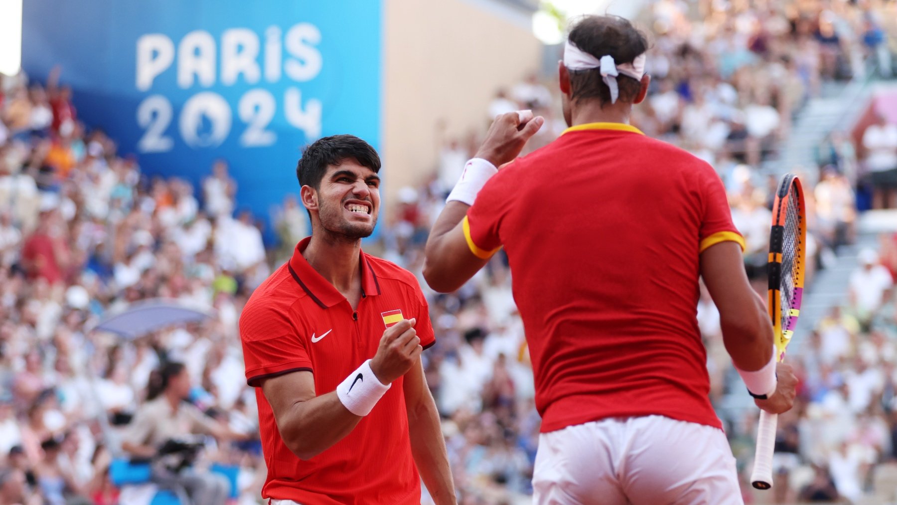 Nadal y Alcaraz celebran uno de sus puntos. (Getty)