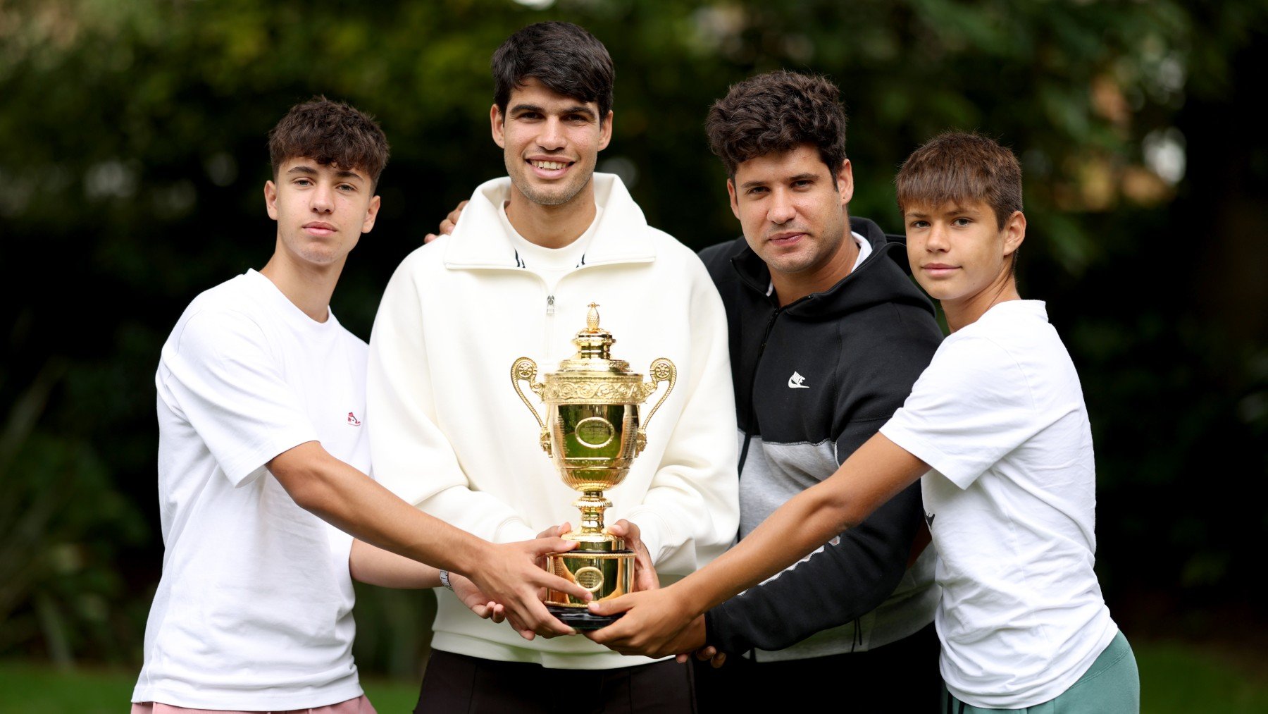 Carlos Alcaraz con sus tres hermanos. (Getty)