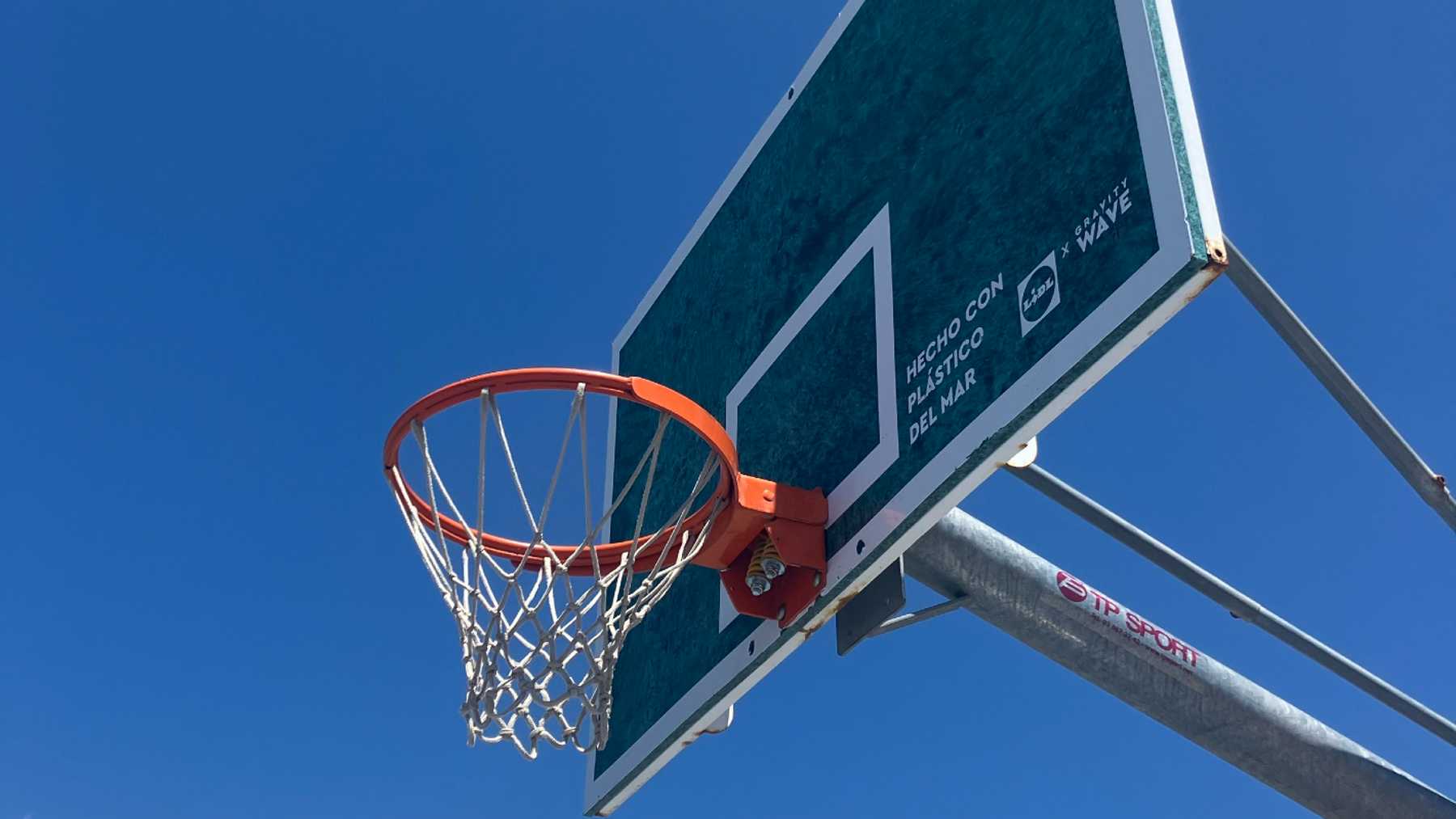 Red y tablero de baloncesto creados con redes de pesca retiradas del fondo del Mediterráneo.