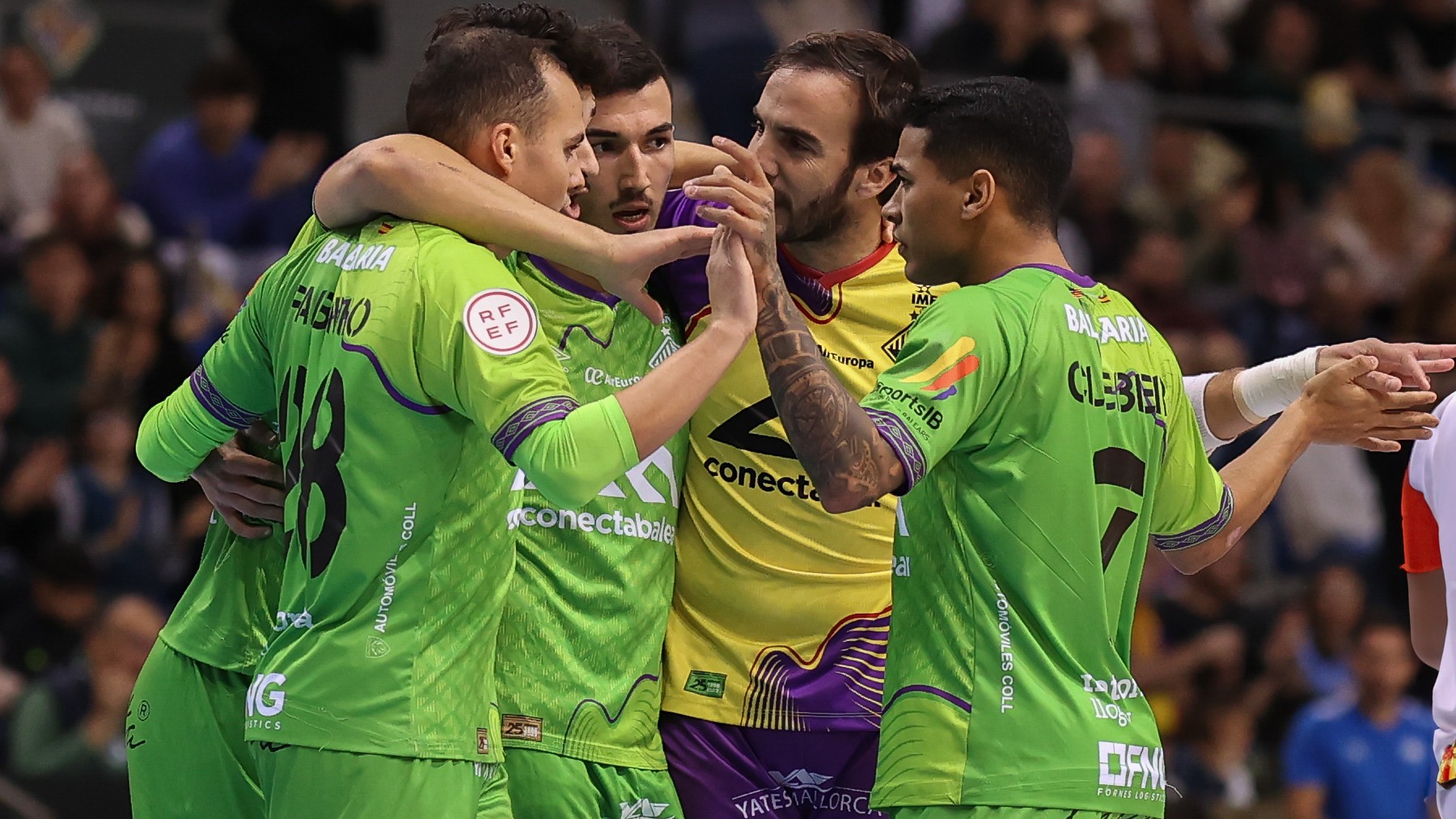 Los jugadores celebran un gol.