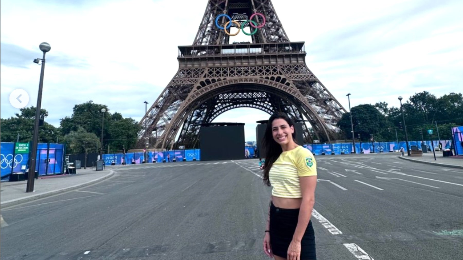 La nadadora Ana Vieira en la Torre Eiffel.